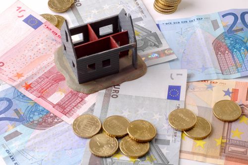 Foto: Haus Modell auf Geldscheinen