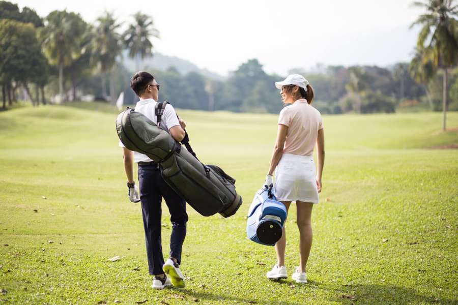 Zwei Golfspieler auf Golfplatz